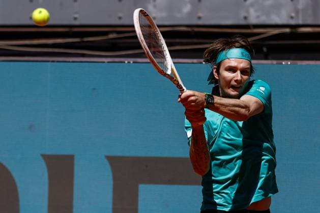 April 29, 2024, Madrid, Madrid, SPAIN: Alexander Bublik of Kazakhstan in action against Ben Shelton of USA during the Mutua Madrid Open 2024, ATP, Tennis Herren Masters 1000 and WTA, Tennis Damen 1000, tournament celebrated at Caja Magica on April 29, 2024 in Madrid, Spain. Madrid SPAIN - ZUMAa181 20240429_zaa_a181_082 Copyright: xIrinaxR.xHipolitox