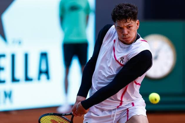 April 29, 2024, Madrid, Madrid, SPAIN: Ben Shelton of USA in action against Alexander Bublik of Kazakhstan during the Mutua Madrid Open 2024, ATP, Tennis Herren Masters 1000 and WTA, Tennis Damen 1000, tournament celebrated at Caja Magica on April 29, 2024 in Madrid, Spain. Madrid SPAIN - ZUMAa181 20240429_zaa_a181_084 Copyright: xIrinaxR.xHipolitox
