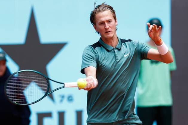 April 29, 2024, Madrid, Madrid, SPAIN: Sebastian Korda of USA in action against Daniil Medvedev of Russia during the Mutua Madrid Open 2024, ATP, Tennis Herren Masters 1000 and WTA, Tennis Damen 1000, tournament celebrated at Caja Magica on April 29, 2024 in Madrid, Spain. Madrid SPAIN - ZUMAa181 20240429_zaa_a181_091 Copyright: xIrinaxR.xHipolitox