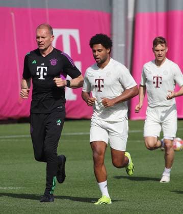 Munich, Germany 29 April 2024 Football, Men, Season 2023 2024, FC Bayern Munich, Säbener Strasse, Training ground, Final training, Champions League Dr Holger Broich left with Serge Gnabry FC Bayern Munich right while running