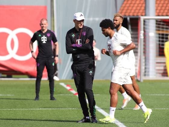 Munich, Germany April 29, 2024 Football, Men, Season 2023 2024, FC Bayern Munich, Säbener Strasse, Training ground, Final training, Champions League Thomas Tuchel, Coach FC Bayern Munich li with Serge Gnabry FC Bayern Munich re