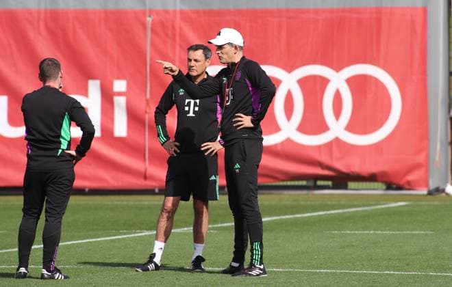 Munich, Germany 29 April 2024 Football, Men, Season 2023 2024, FC Bayern Munich, Säbener Strasse, Training ground, Final training, Champions League Thomas Tuchel, Coach FC Bayern Munich raises his right arm, point, pointing, index finger
