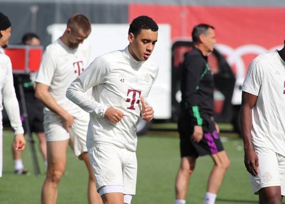 Munich, Germany 29 April 2024 Football, Men, Season 2023 2024, FC Bayern Munich, Säbener Strasse, Training ground, Final training, Champions League Jamal Musiala FC Bayern Munich warming up