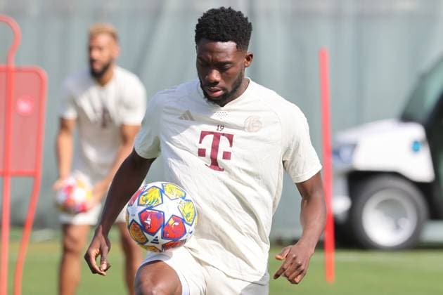 19 Alphonso Davies, on the ball, soccer Final training of FC Bayern Munich before the UEFA Champions League match against Real Madrid CF 29 04 2024 Training ground, Saebenerstr PHOTO Mladen Lackovic LakoPress
