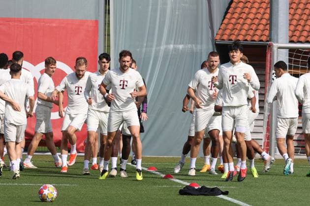 The team around 8 Leon Goretzka, 45 Aleksandar Pavlovic, 6 Joshua Kimmich, 27 Konrad Laimer, warming up Football final training of FC Bayern Munich before the UEFA Champions League match against Real Madrid CF 29 04 2024 Training ground, Saebenerstr PHOTO Mladen Lackovic LakoPress