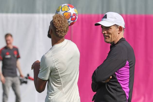 Coach Thomas Tuchel admires 13 Eric Maxim Choupo Moting ball handling, football FC Bayern Munichs final training session before the UEFA Champions League match against Real Madrid CF 29 04 2024 Training ground, Saebenerstr PHOTO Mladen Lackovic LakoPress