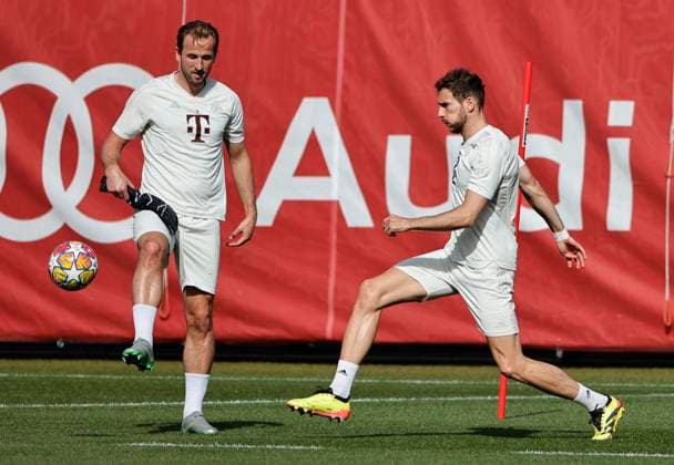 29 04 2024, FC Bayern final training, Saebenerstrasse Muenchen, Football, Sports, in the picture Harry Kane FC Bayern Muenchen and Leon Goretzka FC Bayern Muenchen