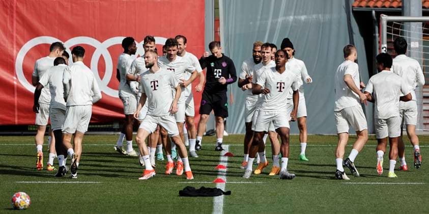 29 04 2024, FC Bayern final training, Saebenerstrasse Munich, Football, Sport, in the picture FC Bayern is warming up