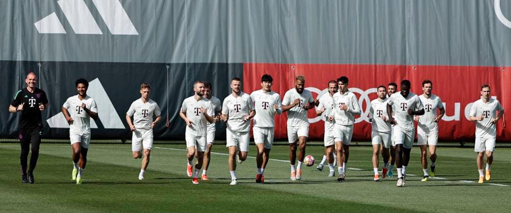29 04 2024, FC Bayern final training, Saebenerstrasse Munich, soccer, sports, in the picture FC Bayern jogging