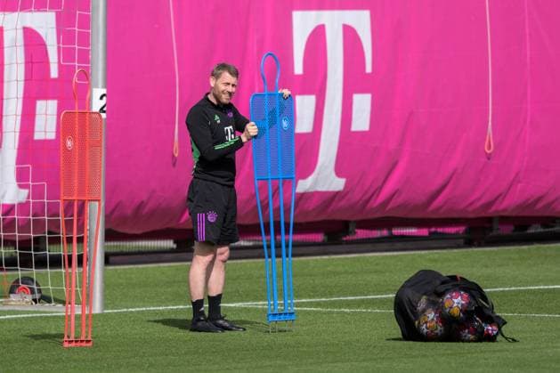 Soccer, Champions League, 20240429, Final training, FC Bayern Munich Real Madrid In the picture Goalkeeper Coach of FC Bayern Munich Michael RECHNER prepares to put dummy in place Munich training ground Säbener Str 51 Bayern Germany Copyright: Passion2Press MarkusxFischerx