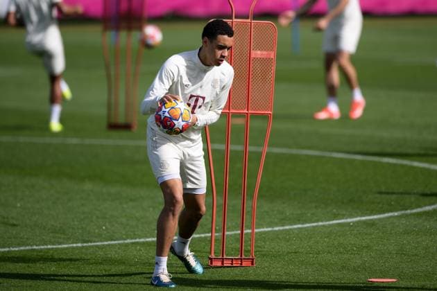 Soccer, Champions League, 20240429, Final training, FC Bayern Munich Real Madrid In the picture Jamal MUSIALA FC Bayern Munich, 42 Gesture Mimig Basketball Munich Training ground Säbener Str 51 Bayern Germany Copyright: Passion2Press MarkusxFischerx