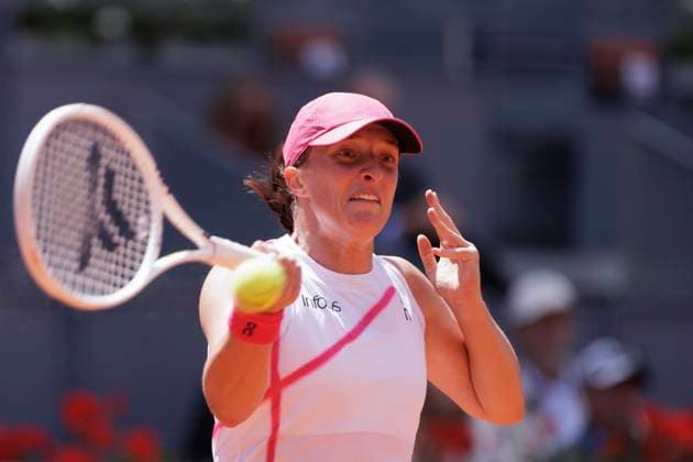 Mutua Madrid Open - vs MADRID, SPAIN - APRIL 29: Iga Swiatek returns a shot against Sara Sorribes during their match on Day 8 of the Mutua Madrid Open at Caja Magica Stadium in Madrid. Madrid Spain  Copyright: xGuillermoxMartinezx originalFilename:martinez-mutuamad240429_npQ2m.jpg