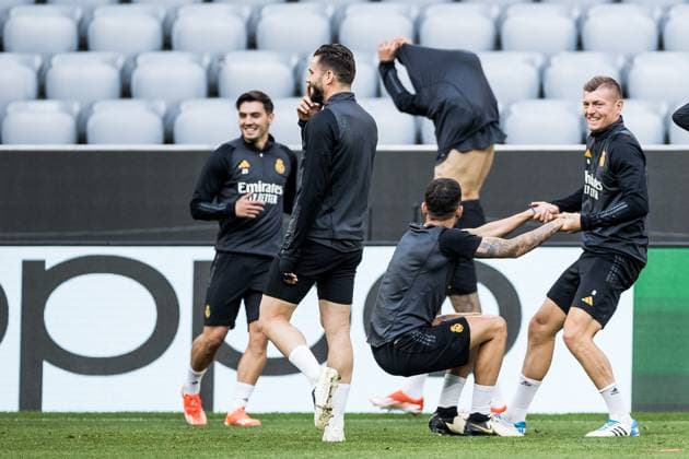 UEFA Champions League FC Bayern Munich Real Madrid final training Real Madrid 29 04 2024 Toni Kroos Real Madrid, 8 pulls up a teammate UEFA Champions League FC Bayern Munich Real Madrid final training Real Madrid, Munich, Allianz Arena Copyright: xBEAUTIFULxSPORTS Wunderlx