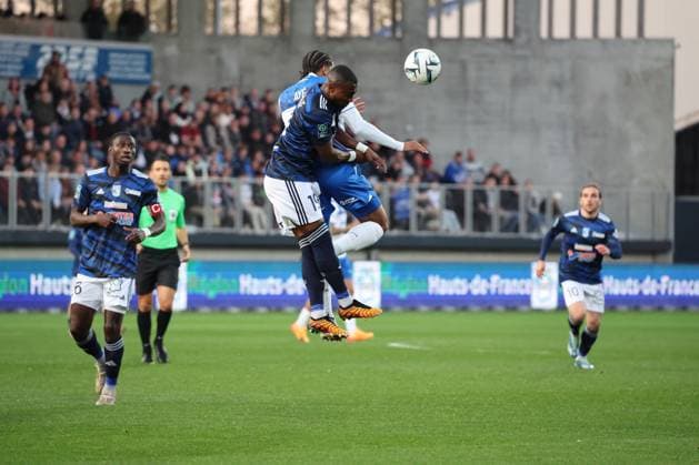 Florian AYE (AJ Auxerre) et Bandjaloub YOUSSOUF (USLD Dunkerque) lors du match USL Dunkerque vs AJ Auxerre, Ligue 2, stade Marcel Tribut, le 29 avril 2024 FOOTBALL : Dunkerque vs Auxerre - Ligue 2 29 04 2024 LaurentSanson Panoramic 