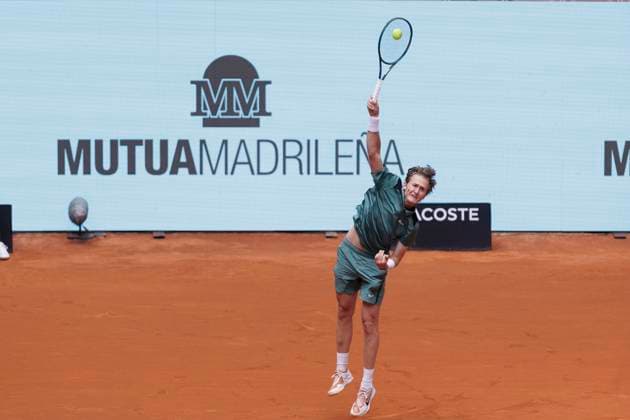 Mutua Madrid Open - Daniil Medvedev vs Sebastian Korda MADRID, SPAIN - APRIL 29:Sebastian Kordareturns a shot against Daniil Medvedev during their match on Day 8 of the Mutua Madrid Open at Caja Magica Stadium in Madrid. (Photo by Guillermo Martinez) Madrid Caja Magica Spain Copyright: xGuillermoxMartinezx