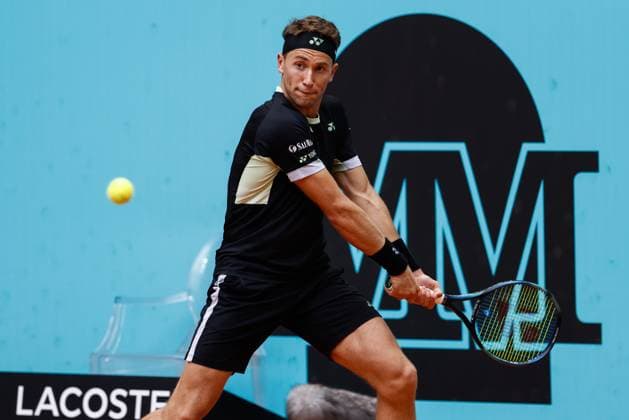 April 29, 2024, Madrid, Madrid, SPAIN: Casper Ruud of Norway in action against Cameron Norrie of Great Britain during the Mutua Madrid Open 2024, ATP, Tennis Herren Masters 1000 and WTA, Tennis Damen 1000, tournament celebrated at Caja Magica on April 29, 2024 in Madrid, Spain. Madrid SPAIN - ZUMAa181 20240429_zaa_a181_304 Copyright: xIrinaxR.xHipolitox