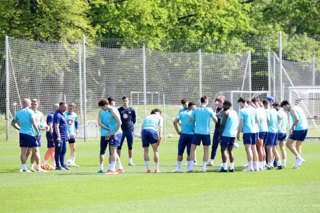 DEU, DFL, 2 FBL Hertha BSC, Training, 30 04 2024, Sportforum, Berlin, DEU, DFL, 2 FBL Hertha BSC, Training, im Bild Cheftrainer Pal Dardai Hertha BSC Berlin , Hertha Spielerkreis DFL regulations prohibit any use of Photographs as image sequences and or quasi video Foto Juergen Engler nordphoto GmbH nordphotoxGmbHx xEngler nph00076