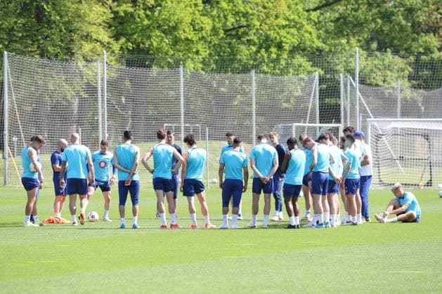 DEU, DFL, 2 FBL Hertha BSC, Training, 30 04 2024, Sportforum, Berlin, DEU, DFL, 2 FBL Hertha BSC, Training, im Bild Cheftrainer Pal Dardai Hertha BSC Berlin , Hertha Spielerkreis DFL regulations prohibit any use of Photographs as image sequences and or quasi video Foto Juergen Engler nordphoto GmbH nordphotoxGmbHx xEngler nph00076
