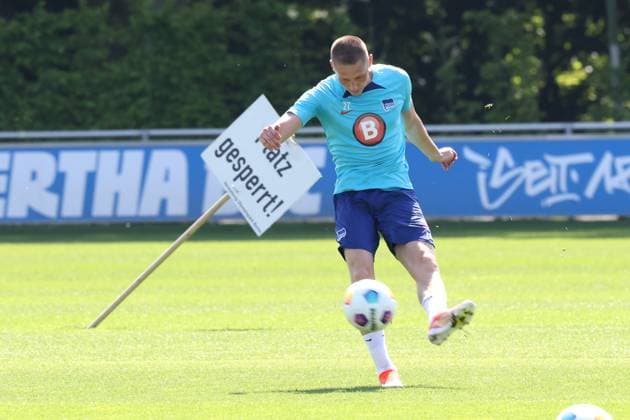 DEU, DFL, 2 FBL Hertha BSC, Training, 30 04 2024, Sportforum, Berlin, DEU, DFL, 2 FBL Hertha BSC, Training, im Bild Palko Dardai Hertha BSC Berlin 27 DFL regulations prohibit any use of Photographs as image sequences and or quasi video Foto Juergen Engler nordphoto GmbH nordphotoxGmbHx xEngler nph00076