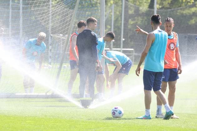 DEU, DFL, 2 FBL Hertha BSC, Training, 30 04 2024, Sportforum, Berlin, DEU, DFL, 2 FBL Hertha BSC, Training, im Bild Hertha Spielerkreis, Rasensprengerwasser DFL regulations prohibit any use of Photographs as image sequences and or quasi video Foto Juergen Engler nordphoto GmbH nordphotoxGmbHx xEngler nph00076
