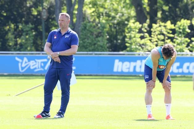 DEU, DFL, 2 FBL Hertha BSC, Training, 30 04 2024, Sportforum, Berlin, DEU, DFL, 2 FBL Hertha BSC, Training, in the picture head coach Pal Dardai Hertha BSC Berlin , Fabian Reese Hertha BSC Berlin 11 DFL regulations prohibit any use of Photographs as image sequences and or quasi video Foto Juergen Engler nordphoto GmbH nordphotoxGmbHx xEngler nph00076