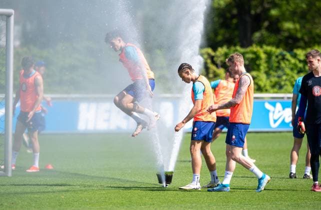 Soccer, Men, Season 2023 24, 2 Bundesliga, Hertha BSC, Training, f l Tim Hoffmann Hertha BSC , Derry Scherhant Hertha BSC , Tony Rölke Hertha BSC at the sprinkler, 30 04 2024, Copyright: xSebastianxRäppold MatthiasxKochx