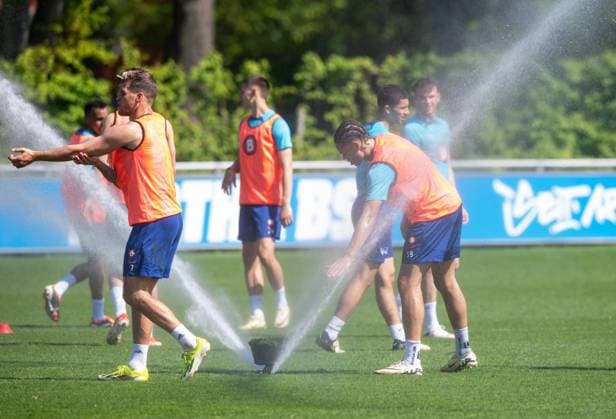 Soccer, Men, Season 2023 24, 2 Bundesliga, Hertha BSC, Training, f l Florian Niederlechner Hertha BSC , Derry Scherhant Hertha BSC at the sprinkler, 30 04 2024, Copyright: xSebastianxRäppold MatthiasxKochx
