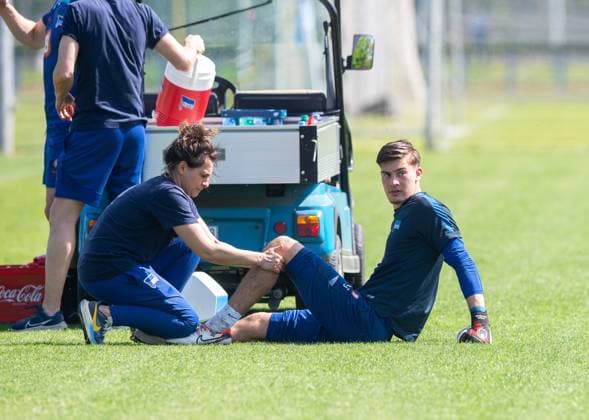 Football, Men, Season 2023 24, 2 Bundesliga, Hertha BSC, Training, f l Physiotherapist Anne Kaube Hertha BSC , Goalkeeper Robert Kwasigroch Hertha BSC , 30 04 2024, Copyright: xSebastianxRäppold MatthiasxKochx