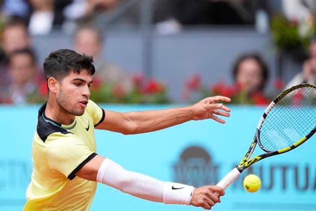 April 30, 2024, Madrid, Madrid, SPAIN: Carlos Alcaraz of Spain in action against Jan-Lennard Struff of Germany during the Mutua Madrid Open 2024, ATP, Tennis Herren Masters 1000 and WTA, Tennis Damen 1000, tournament celebrated at Caja Magica on April 30, 2024 in Madrid, Spain. Madrid SPAIN - ZUMAa181 20240430_zaa_a181_138 Copyright: xOscarxJ.xBarrosox