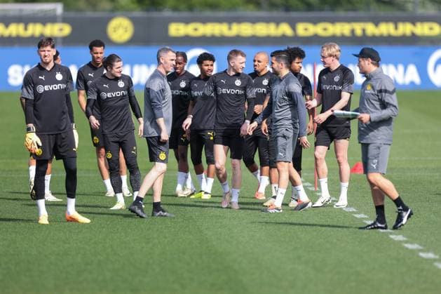 30 04 2024, Football, Season 2023 2024, UEFA Champions League, UCL, Borussia Dortmund Paris Saint Germain, f l Goalkeeper Gregor Kobel Borussia Dortmund , Felix Nmecha Borussia Dortmund , Marcel Sabitzer Borussia Dortmund , Athletic Trainer Shad Forsythe Borussia Dortmund , Jamie Jermaine Bynoe Gittens Borussia Dortmund , Ian Maatsen Borussia Dortmund , Marco Reus Borussia Dortmund , Donyell Malen Borussia Dortmund , Co Coach Nuri Sahin Borussia Dortmund , Karim Adeyemi Borussia Dortmund , Julian Brandt Borussia Dortmund , Coach Edin Terzic Borussia Dortmund , Dortmund Signal Iduna Park NRW Germany xRHR PHOTO DEx Copyright: DennisxEwert RHR-FOTOx RHR-FOTO DE