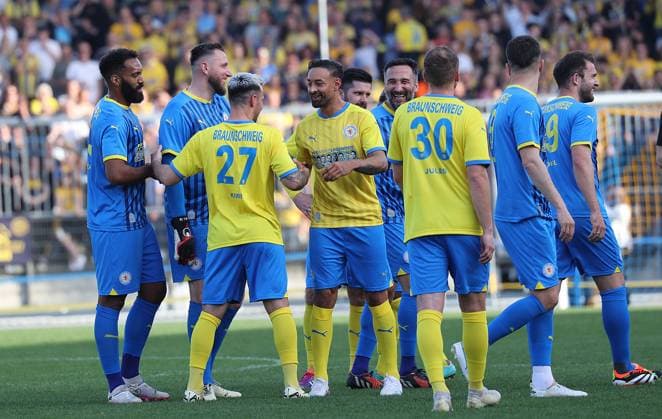 27 Niko Kijewski says goodbye to Braunschweig Football, Men, Season 2023 2024, 2 BL, Eintracht Stadion, Eintracht Braunschweig Legendenspiel DFL REGULATIONS PROHIBIT ANY USE OF PHOTOGRAPHS AS IMAGE SEQUENCES AND OR QUASI VIDEO