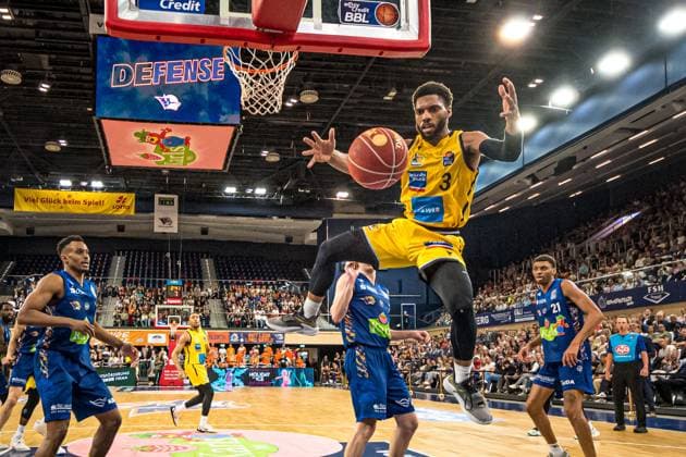 Bilder des Jahres 2024, Sport 04 April Sport Themen der Woche KW18 Sport Bilder des Tages Rostock, Deutschland 30. April 2024: 1.BBL - 2023 2024 - Rostock Seawolves vs. MHP RIESEN Ludwigsburg Im Bild: Jayvon Graves (MHP RIESEN Ludwigsburg) *** Rostock, Germany 30 April 2024 1 BBL 2023 2024 Rostock Seawolves vs MHP RIESEN Ludwigsburg In the picture Jayvon Graves MHP RIESEN Ludwigsburg Copyright: xFotostandx xVoelkerx