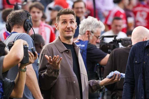 Football expert Miroslav Klose got wet by the sprinkler, FC Bayern Muenchen vs Real Madrid, Champions League, football, semi-final, first leg, 30 04 2024 Muenchen Bayern Germany Copyright: xkolbert-press ChristianxKolbertx