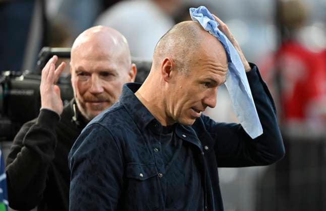 Arjen Robben portrait, caught by the sprinkler, wipes his forehead dry, behind Matthias Sammer FC Bayern Muenchen FCB vs Real Madrid semi-final first leg 30 04 2024 DFL REGULATIONS PROHIBIT ANY USE OF PHOTOGRAPHS AS IMAGE SEQUENCES AND OR QUASI VIDEO FC Bayern Muenchen FCB vs FC Arsenal