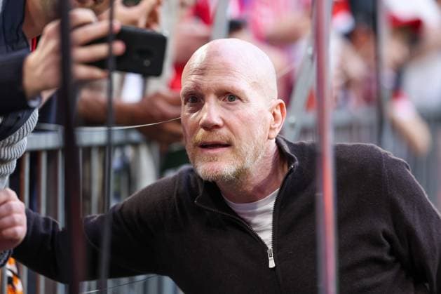 Football expert Matthias Sammer takes selfies with the fans, FC Bayern Muenchen vs Real Madrid, Champions League, football, semi-final, first leg, 30 04 2024 Muenchen Bayern Germany Copyright: xkolbert-press ChristianxKolbertx