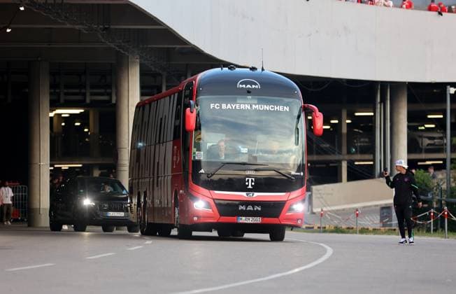 Munich, Germany 30 April 2024 Football, Men, Champions League, Season 2023 2024, Semi-final first leg, FC Bayern Munich Real Madrid, Allianz Arena The FC Bayern Munich team bus arrives at the Allianz Arena