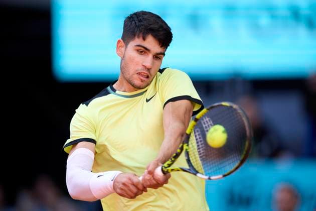 Mutua Madrid Open - Day Nine Carlos Alcaraz of Spain returns a shot against Jan-Lennard Struff of Germany during day nine of the Mutua Madrid Open 2024 at Caja Magica on April 30, 2024, in Madrid, Spain. Madrid Caja Magica Madrid Spain RL_MMO24_01271 Copyright: xRicardoxLarreinax