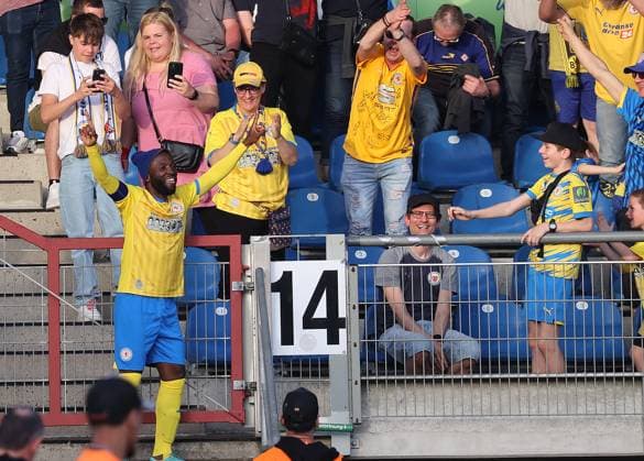 Goal celebration with cap, Domi Kumbela Football, Men, Season 2023 2024, 2 BL, Eintracht Stadion, Eintracht Braunschweig Legends Match DFL REGULATES PROHIBIT ANY USE OF PHOTOGRAPHS AS IMAGE SEQUENCES AND OR QUASI VIDEO