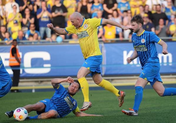 Marc Pfitzner tries to stop Torsten Lieberknecht Football, Men, Season 2023 2024, 2 BL, Eintracht Stadion, Eintracht Braunschweig Legends Match DFL REGULATES PROHIBIT ANY USE OF PHOTOGRAPHS AS IMAGE SEQUENCES AND OR QUASI VIDEO