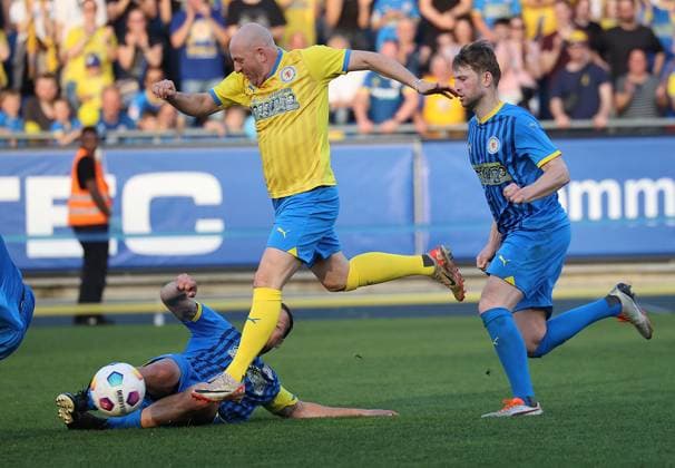 Torsten Lieberknecht on the ball, Marc Pfitzner tries to stop him Football, Men, Season 2023 2024, 2 BL, Eintracht Stadion, Eintracht Braunschweig Legendenspiel DFL REGULATIONS PROHIBIT ANY USE OF PHOTOGRAPHS AS IMAGE SEQUENCES AND OR QUASI VIDEO