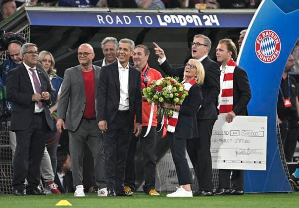 30 04 2024, Football UEFA Championsleague 2023 2024 semi-final, FC Bayern Munich Real Madrid, in the Allianz Arena Munich Heidi Beckenbauer 3vr receives together with her son Noel re a 500 000 Euro check from deputy chairman Jan Christian Dreesen 2vr , Bayern Munich for the Franz Beckenbauer Foundation DFL and DFB regulations prohibit any use of photographs as image sequences and or quasi video