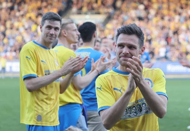 Mirko Boland is bid farewell by his teammates Football, Men, Season 2023 2024, 2 BL, Eintracht Stadion, Eintracht Braunschweig Legendenspiel DFL REGULATIONS PROHIBIT ANY USE OF PHOTOGRAPHS AS IMAGE SEQUENCES AND OR QUASI VIDEO