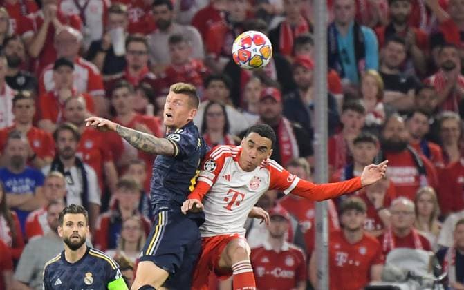 30 04 2024, xemx, Football UEFA Champions League, FC Bayern Muenchen Real Madrid emspor, v l Toni Kroos Real Madrid , Jamal Musiala FC Bayern Muenchen Zweikampf, Aktion, action, battle for the ball DFL DFB REGULATIONS PROHIBIT ANY USE OF PHOTOGRAPHS as IMAGE SEQUENCES and or QUASI VIDEO Muenchen