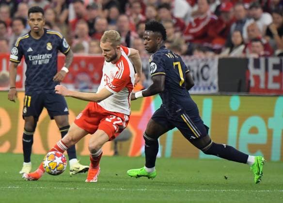 30 04 2024, xemx, Football UEFA Champions League, FC Bayern Muenchen Real Madrid emspor, v l Konrad Laimer FC Bayern Muenchen , Vinicius Junior Real Madrid Zweikampf, Aktion, action, battle for the ball DFL DFB REGULATIONS PROHIBIT ANY USE OF PHOTOGRAPHS as IMAGE SEQUENCES and or QUASI VIDEO Muenchen