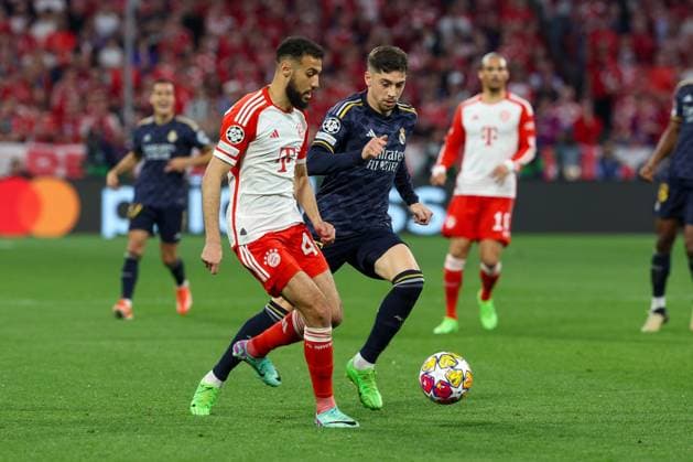in duel, action, with Noussair Mazraoui 40 FC Bayern Muenchen , Federico Valverde 15 Real Madrid , FC Bayern Muenchen vs Real Madrid, Champions League, football, semi-final, first leg, 30 04 2024 Muenchen Bayern Germany Copyright: xkolbert-press ChristianxKolbertx