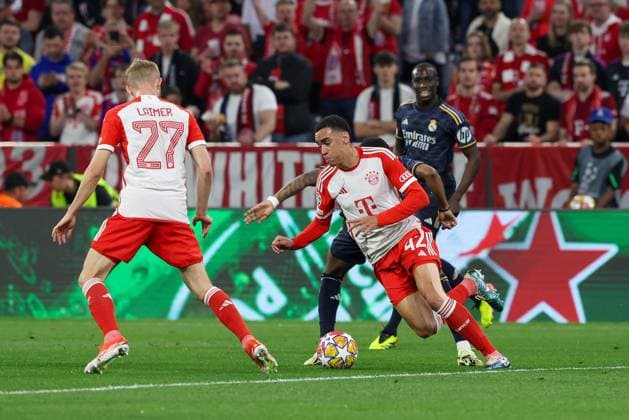 in duel, action, with Konrad Laimer 27 FC Bayern Muenchen , Jamal Musiala 42 FC Bayern Muenchen , Rodrygo 11 Real Madrid , FC Bayern Muenchen vs Real Madrid, Champions League, football, semi-final, first leg, 30 04 2024 Muenchen Bayern Germany Copyright: xkolbert-press ChristianxKolbertx