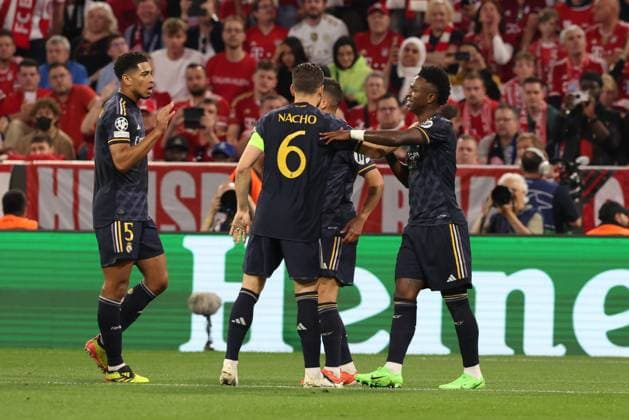 the team celebrates Vinicius Junior 7 Real Madrids goal to make it 0 1, FC Bayern Muenchen vs Real Madrid, Champions League, football, semi-final, first leg, 30 04 2024 Muenchen Bayern Germany Copyright: xkolbert-press ChristianxKolbertx