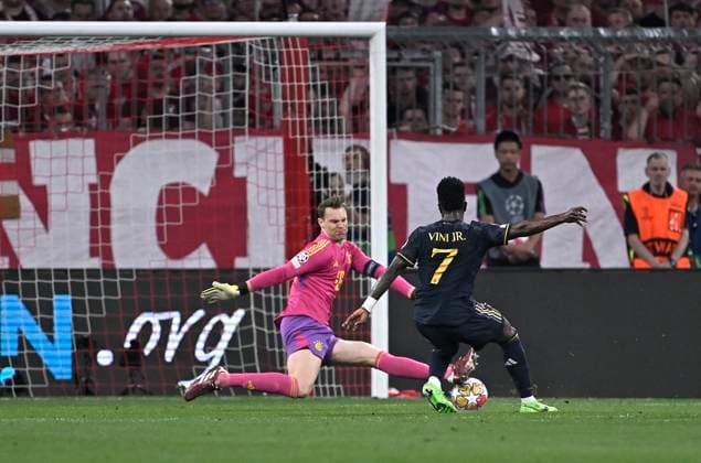 30 04 2024, Football UEFA Championsleague 2023 2024 semi-final, FC Bayern Munich Real Madrid, in the Allianz Arena Munich Goal to 0 1, L R Goalkeeper Manuel Neuer Bayern Munich against scorer Vinicius Junior Real Madrid DFL and DFB regulations prohibit any use of photographs as image sequences and or quasi video