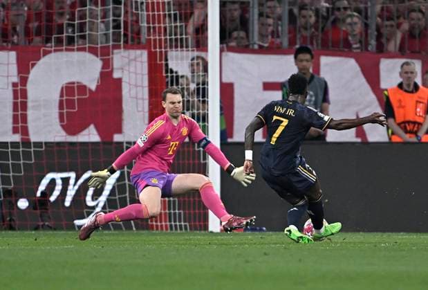 30 04 2024, Football UEFA Championsleague 2023 2024 semi-final, FC Bayern Munich Real Madrid, in the Allianz Arena Munich Goal to 0 1, L R Goalkeeper Manuel Neuer Bayern Munich against scorer Vinicius Junior Real Madrid DFL and DFB regulations prohibit any use of photographs as image sequences and or quasi video
