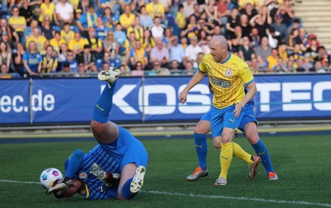 Torsten Lieberknecht scores a goal against Torhueter Jasmin Fejzic Football, Men, Season 2023 2024, 2 BL, Eintracht Stadion, Eintracht Braunschweig Legendenspiel DFL REGULATIONS PROHIBIT ANY USE OF PHOTOGRAPHS AS IMAGE SEQUENCES AND OR QUASI VIDEO